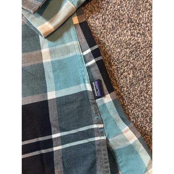 Patagonia Women's Size M Featherstone Tunic Half-Button Green Plaid Shirt - Picture 5 of 5